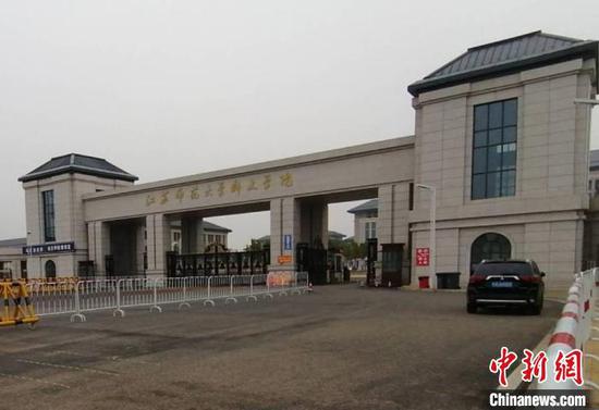 14日，江苏师范大学科文学院潘安湖校区，学校大门紧闭，鲜有车辆人员通过。　朱志庚　摄