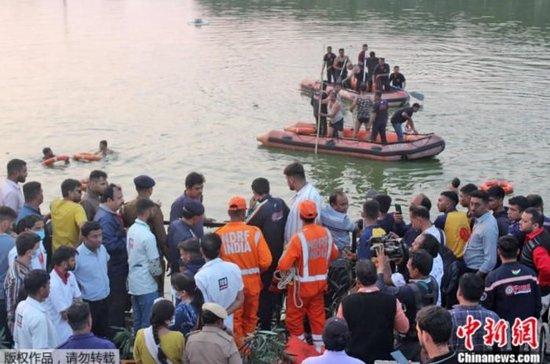 当地时间1月18日，印度古吉拉特邦巴罗达市消防和紧急服务部门的成员在哈尼湖一艘游船倾覆后进行搜救。