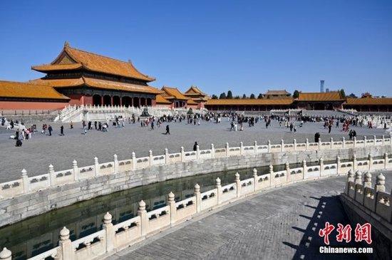 资料图：游客在故宫博物院参观游览。中新社记者 赵文宇 摄