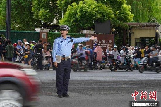 开学首日，学校周边交通流量显著上升，上海徐汇交警已提前到岗，在学校周边道路加强执勤疏导。上海市公安局徐汇分局供图