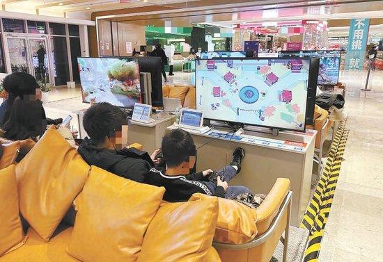 12月9日下午，不少孩子正在龙湖长楹天街购物中心四楼玩共享主机游戏。