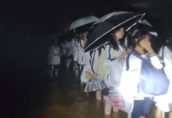广东清远阳山中学发生内涝 700余名学生已被安全转移