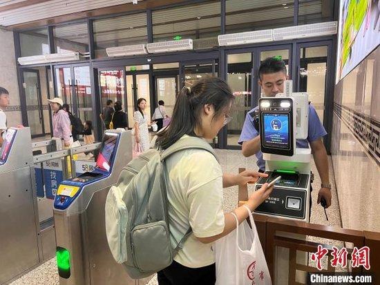 图为学生正在通过检票闸机。李子宇 摄