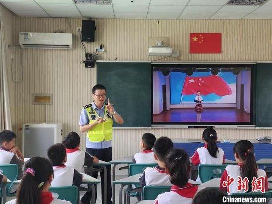 据上海奉贤警方表示，在这个开学季，奉贤警方提供的安全课程内容覆盖了交通安全、消防安全、网络安全等多个方面。图为民警正在为学生讲授安全宣传课。上海市公安局奉贤分局供图