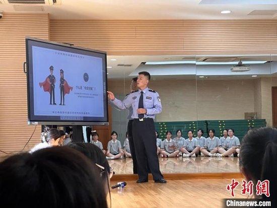 开学首日，长宁警方联合特警总队为上海市第三女子中学的同学们带来了一堂的公共安全课。上海市公安局长宁分局供图
