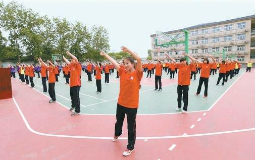 2015年5月14日，北京市第一六五中学举行“阳光体育、活力无限”大课间展示活动。 周良摄
