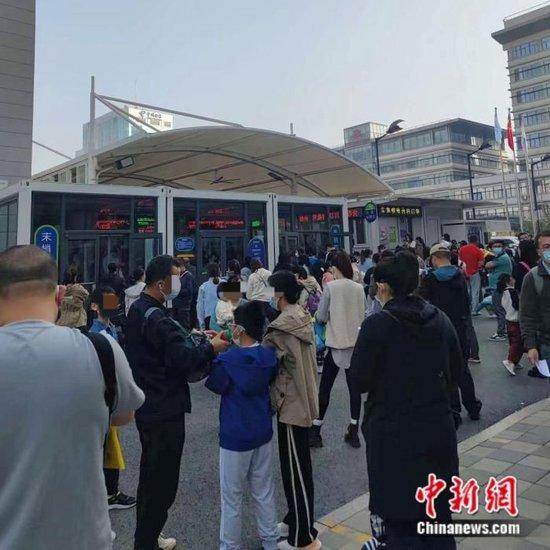 今年10月，北京儿童医院末梢采血窗口外排起的长队。