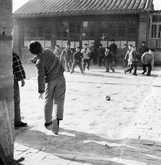 上世纪80年代，北京麻线胡同小学的学生在课间打排球。王宝琴摄