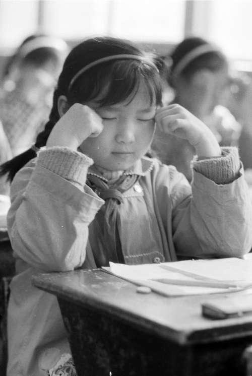 1979年冬，三里河第三小学的学生课间做眼保健操。王宝琴摄
