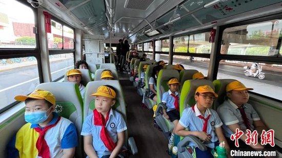 开学首日，北京推出通学公交车服务，首批试点学校13所、开行线路25条。记者 郎佳慧  摄