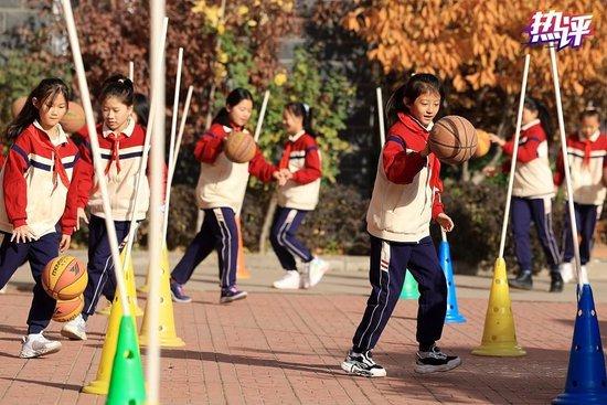 央视热评：深圳小学初中明年起每天1节体育课 多不多？