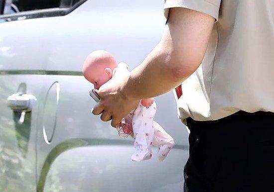 警方让嫌疑人用婴儿玩偶模仿犯罪经过。