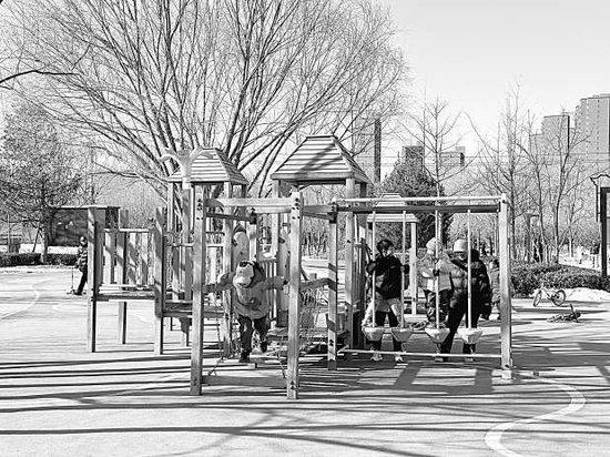 在官庄公园南园亲子活动区，孩子们玩得不亦乐乎。本报记者 相旭阳 摄