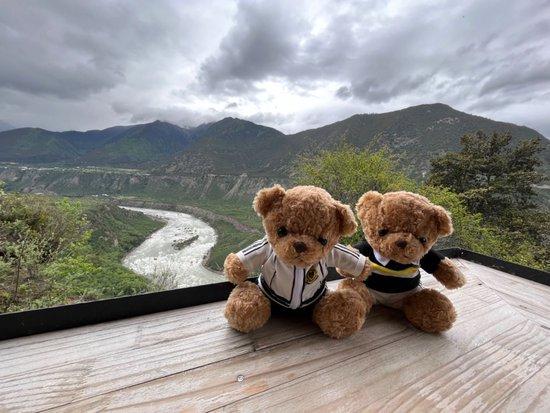2023年暑假，多多的小升初毕业旅行，和好朋友悠悠相约一起带着校服熊去西藏。