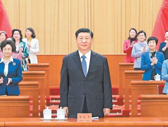 10月23日，中国妇女第十三次全国代表大会在北京人民大会堂开幕。这是中共中央总书记、国家主席、中央军委主席习近平在主席台向与会代表致意。新华社记者谢环驰摄