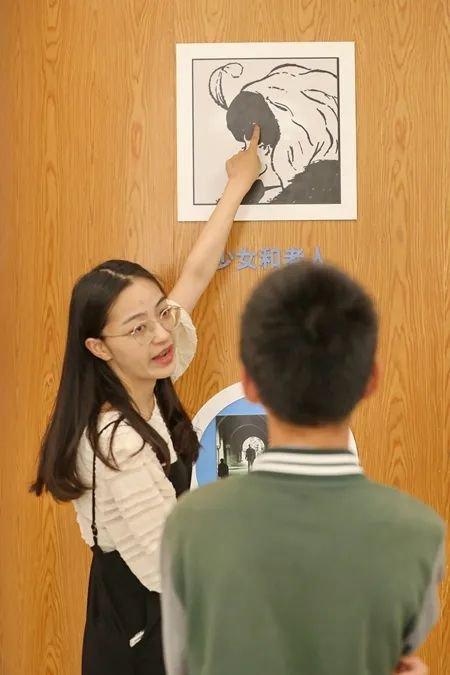 2023年5月14日，在浙江省嘉兴市儿童青少年心理健康服务总站，心理老师在给学生讲解“心理图片”。视觉中国供图