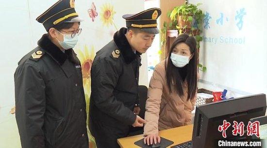 卫监部门工作人员在上海市金山区海棠小学进行检查。张践 摄