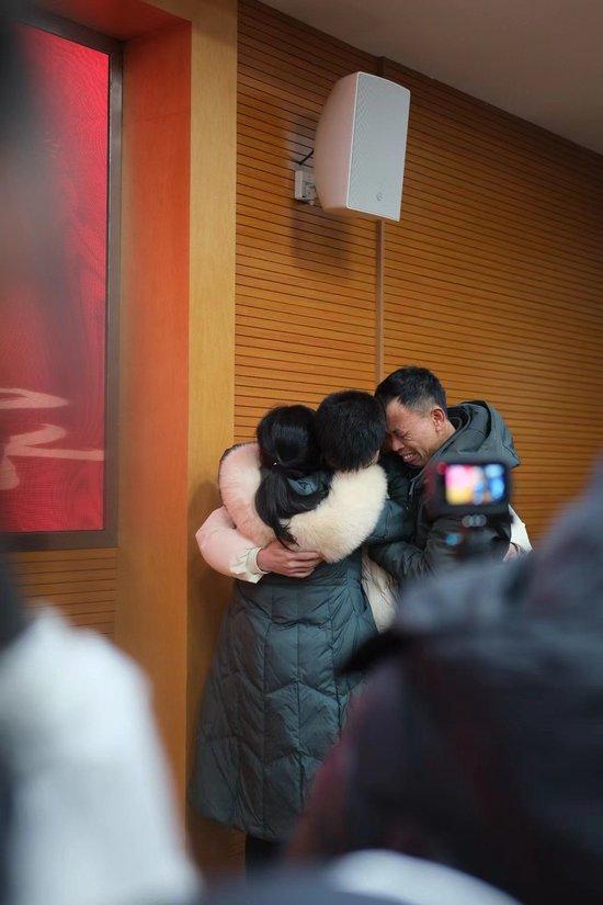 2月1日，被拐儿童贾玉桥在认亲现场与亲人相拥，这是他们21年后的首次重逢。澎湃新闻记者 林平 摄