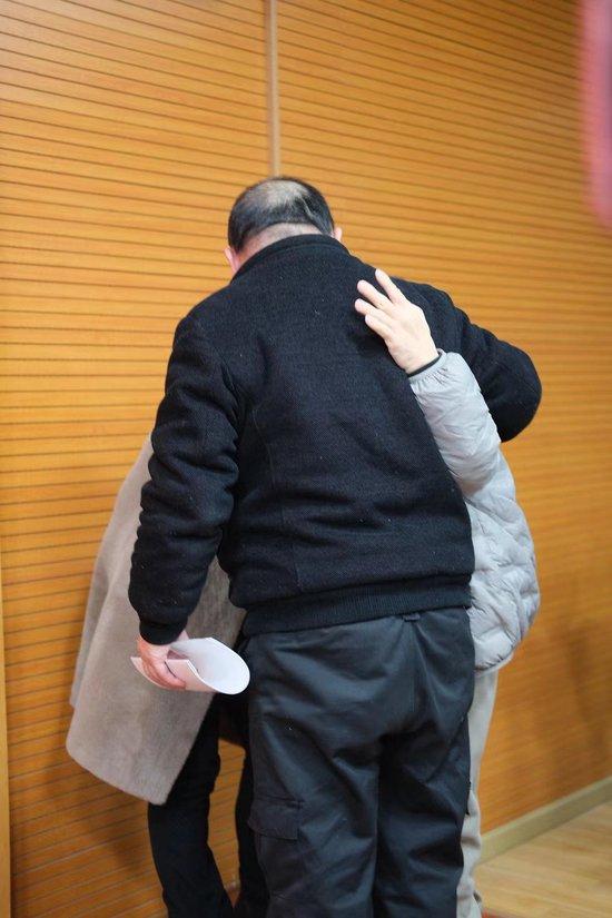 2月1日，被拐儿童占军与亲人相认，他的左手一直搭在父亲的背部，其母哭泣难止。澎湃新闻记者 林平 摄