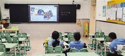 12月13日，北京市海淀区学院路小学，因身为学校教师的家长主动到校，家中无人看管，三名三年级学生跟随家长到校上课。学校供图