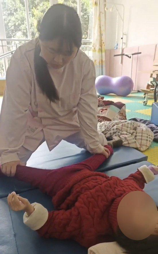 刘彩每天在医院接受康复治疗。受访者供图