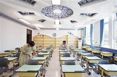 京师实验中学，黑山小学老师们在新教室摆放桌椅。