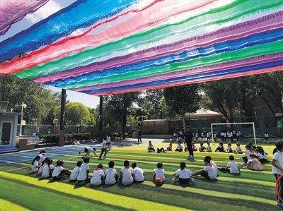 6月11日，中国科学院附属玉泉小学的学生在阴凉下上体育课。受访者供图