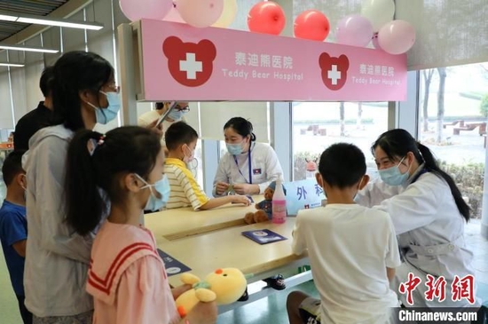 资料图：图为2022年江苏志愿者和孩子们一起参与模拟医疗活动。（图文无关） 鲍祎珺 摄