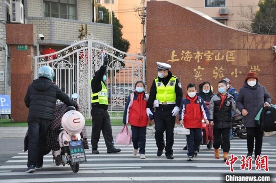 在交警和护校民警的指挥疏导下，学校门前及周边道路交通相对稳定。上海市公安局宝山分局供图