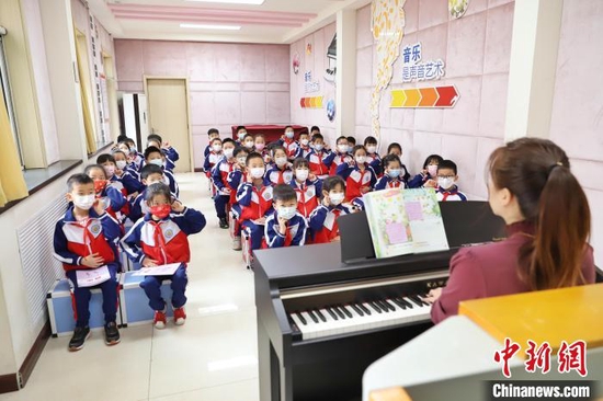 天津中小学今日恢复线下教学，图为天津市和平区万全第二小学二年三班的学生在上音乐课 王在御 摄