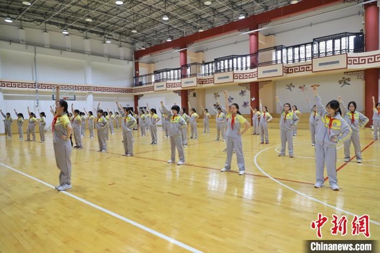 天津中小学今日恢复线下教学，图为天津市第十九中学的学生在上体育课 王在御 摄