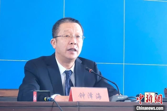 图为青海省教育厅党组成员、副厅长钟泽海在新闻发布会。李隽 摄