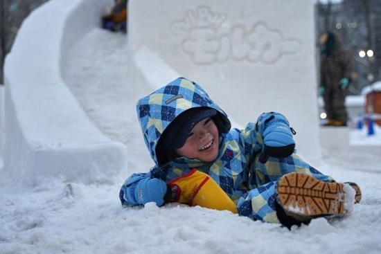 2月6日，一名儿童在日本札幌冰雪节上游玩。图源：新华社