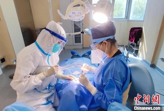 王颖接受采访时直言，千万不能轻视“缺牙”，这不仅会影响其他牙齿的健康，还会带“坏”全身。徐兰青摄