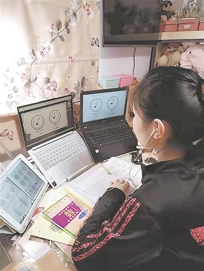 上海市闵行区实验小学教师滕心怡运用多种电子设备助力教学。资料图片