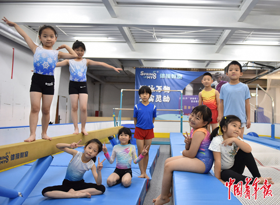 10月15日下午，北京东四环外一运动训练馆内，一群练体操的孩子。中青报·中青网记者 慈鑫/摄