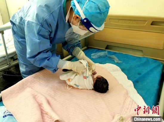 图为青海省人民医院医护人员照护婴儿。青海省人民医院 供图