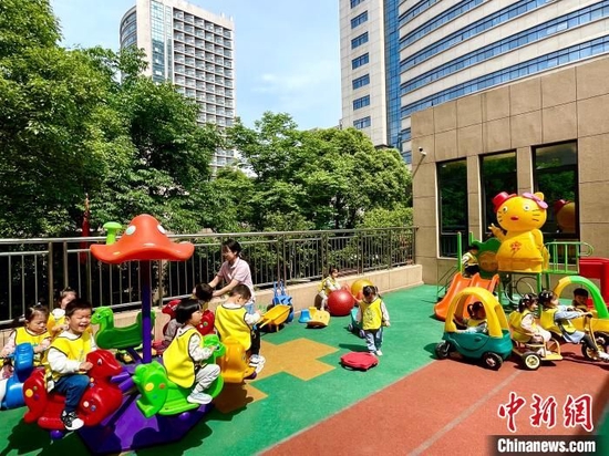杭州官方解读二孩、三孩育儿补助政策：缓解生育压力