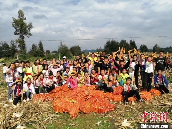 开设蔬菜栽种、动物饲养课 云南一小学实现三餐自给自足