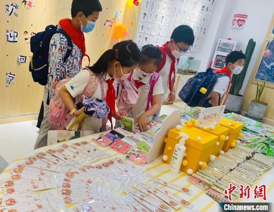 2022年6月27日，北京市中小学的高一高二、初一初二年级和小学一至六年级返校。北京市丰台区供图