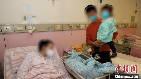 4月21日中午，来自上海的密接孕妇小胡，在南京顺利产下一个男孩，母子平安。被采访人供图