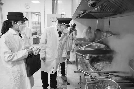 海淀区市场监管局今天上午对辖区学生营养餐配送企业开展专项检查。 本报记者 王海欣 摄