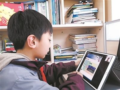 上海市松江区中山小学学生正在居家线上学习。资料图片