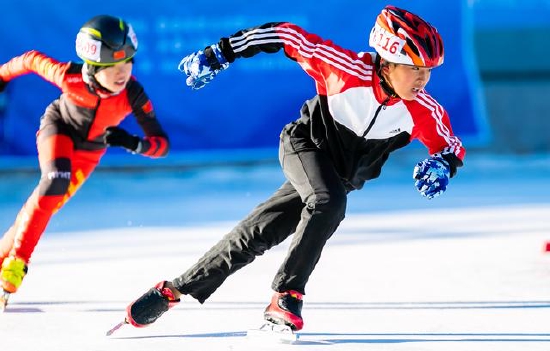 1月15日，在内蒙古师范大学，参赛选手在2022呼和浩特青少年体育俱乐部滑冰联赛比赛中。新华社发（丁根厚 摄）