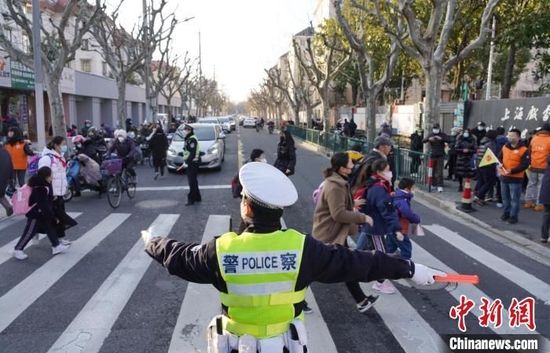 上海市公安局浦东分局交警支队二大队民警在上戏附小新世界实验小学校门口开展交通疏导。上海市公安局浦东分局供图