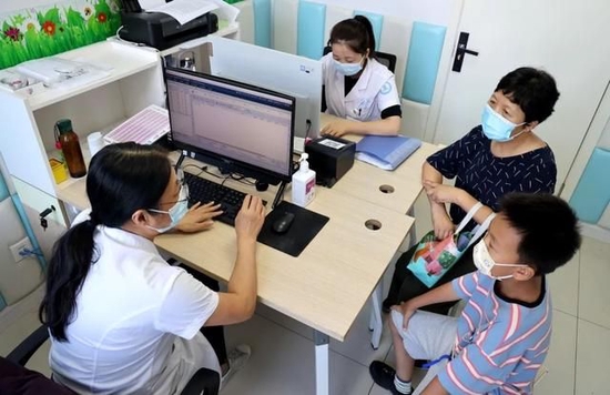 2022年8月13日，连云港市第一人民医院儿童保健中心学习困难门诊室，医生在给小朋友“学习困难症”进行问诊、检查和评估。图/IC photo