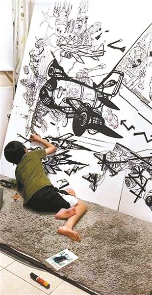 12岁男孩画巨幅科幻画走红 最喜欢用马克笔和毛笔画车