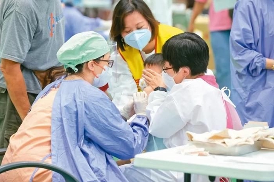资料图：台北市疫苗接种站为幼童接种疫苗。图片来源：台湾《联合报》记者叶信菉摄
