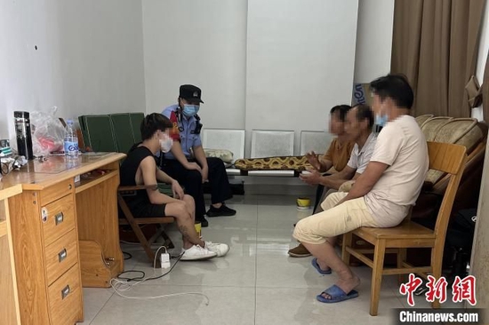 宾阳站派出所民警协调李先生和莫姓男子家属进行沟通。周仕峥摄