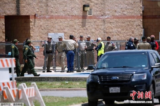 美国得克萨斯州州长阿博特当地时间5月24日证实，该州乌瓦尔德市(Uvalde)罗伯小学发生枪击事件。图为执法人员在事发现场调查。